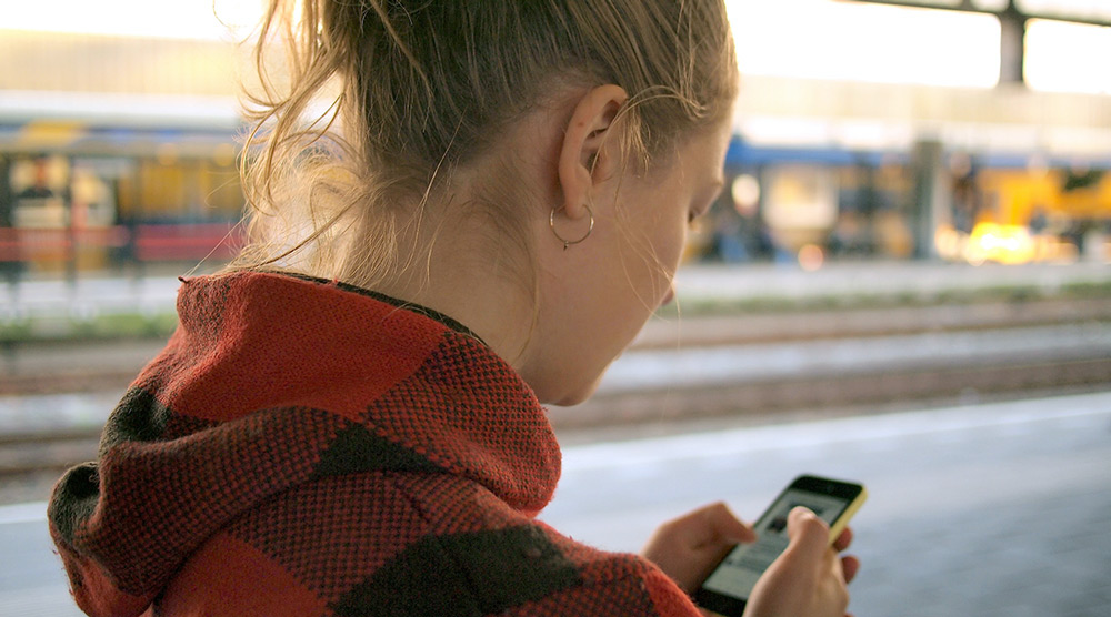 Femme surfant sur Internet sur son téléphone portable